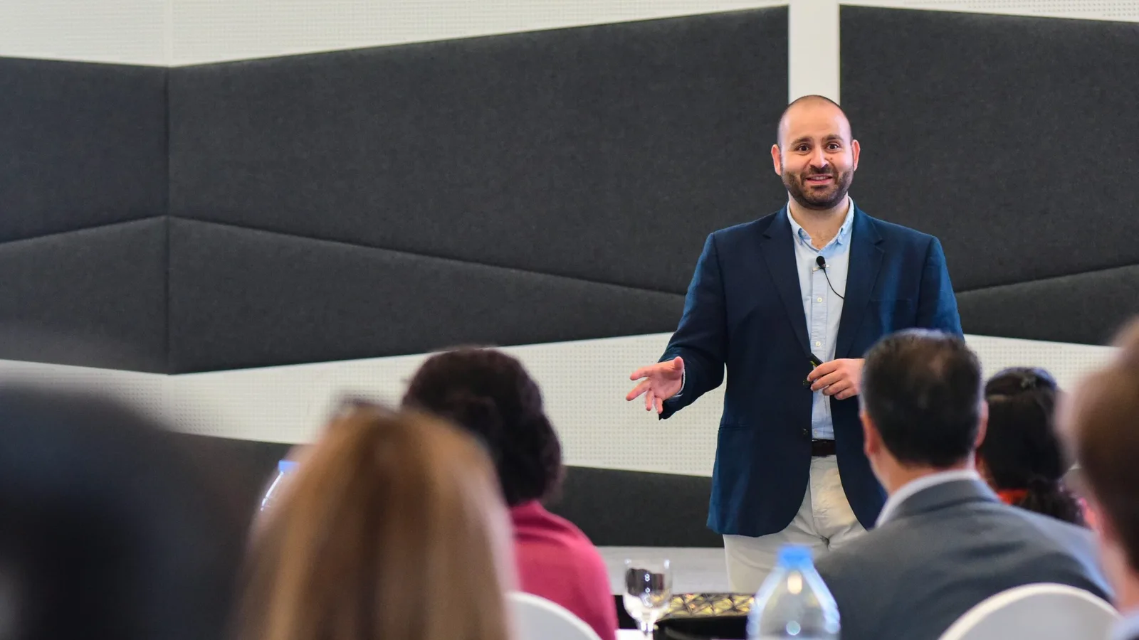 Mohtab Arabiat speaking to an audience